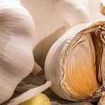 Il macerato d'aglio o decotto d'aglio: ricetta e utilizzi in giardino