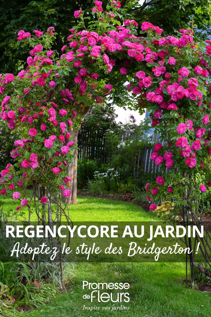 un arco di rose in un giardino romantico